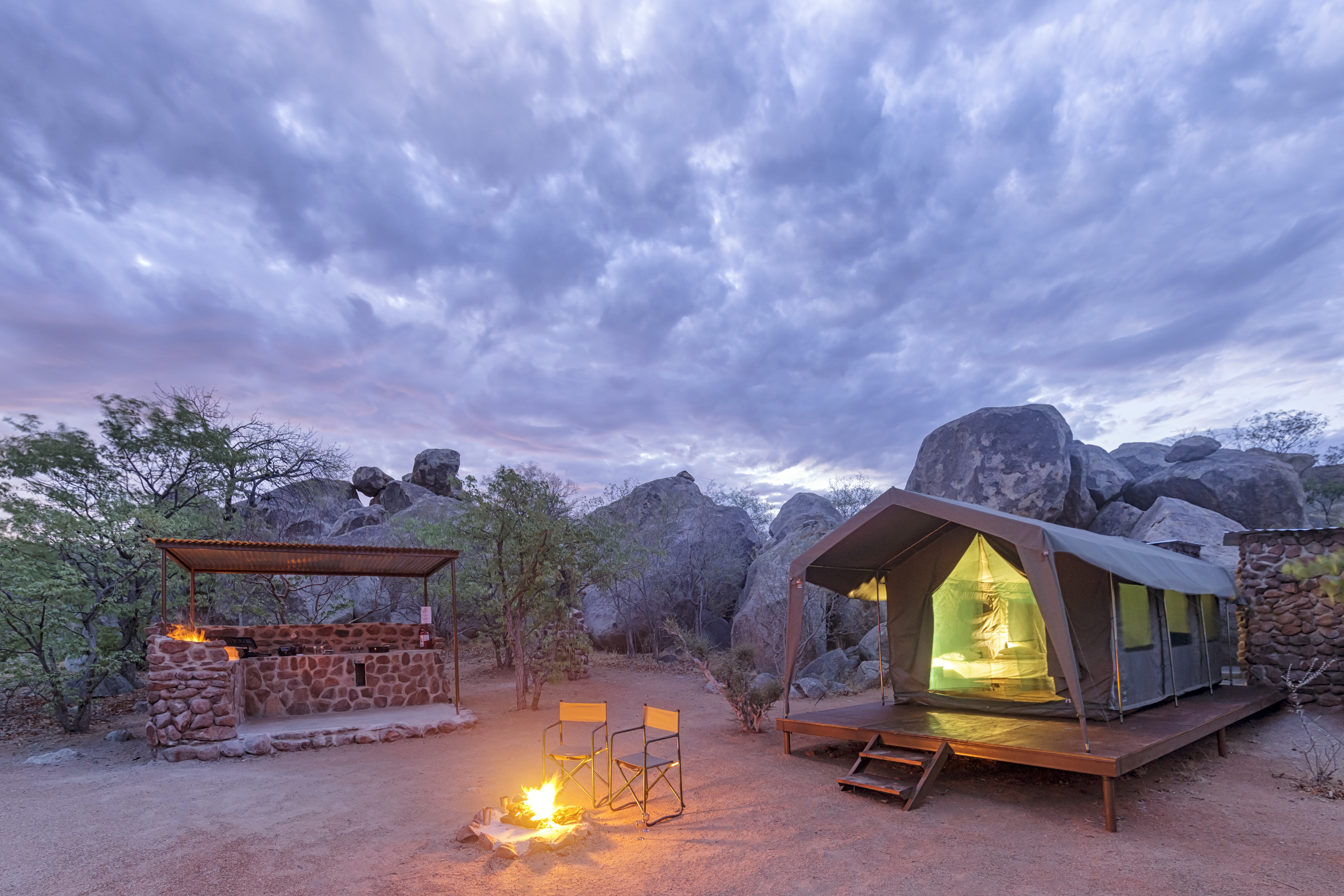Hoada Campsite Stand in the Rocks